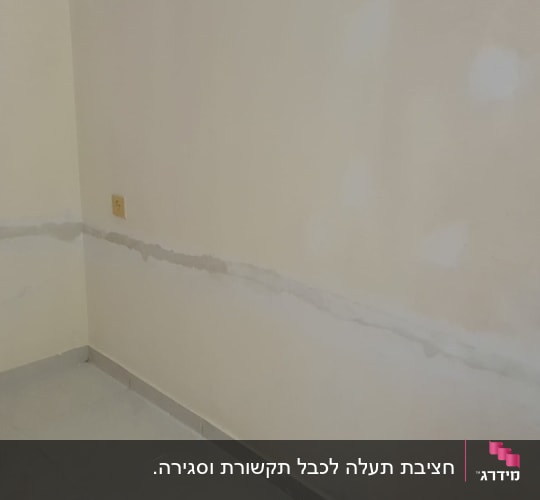 קיר עם תיקוני טיח ושקע חשמל
